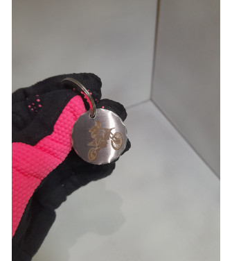 Motoros figurás kulcstartó