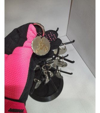 Motorozó figurás kulcstartó